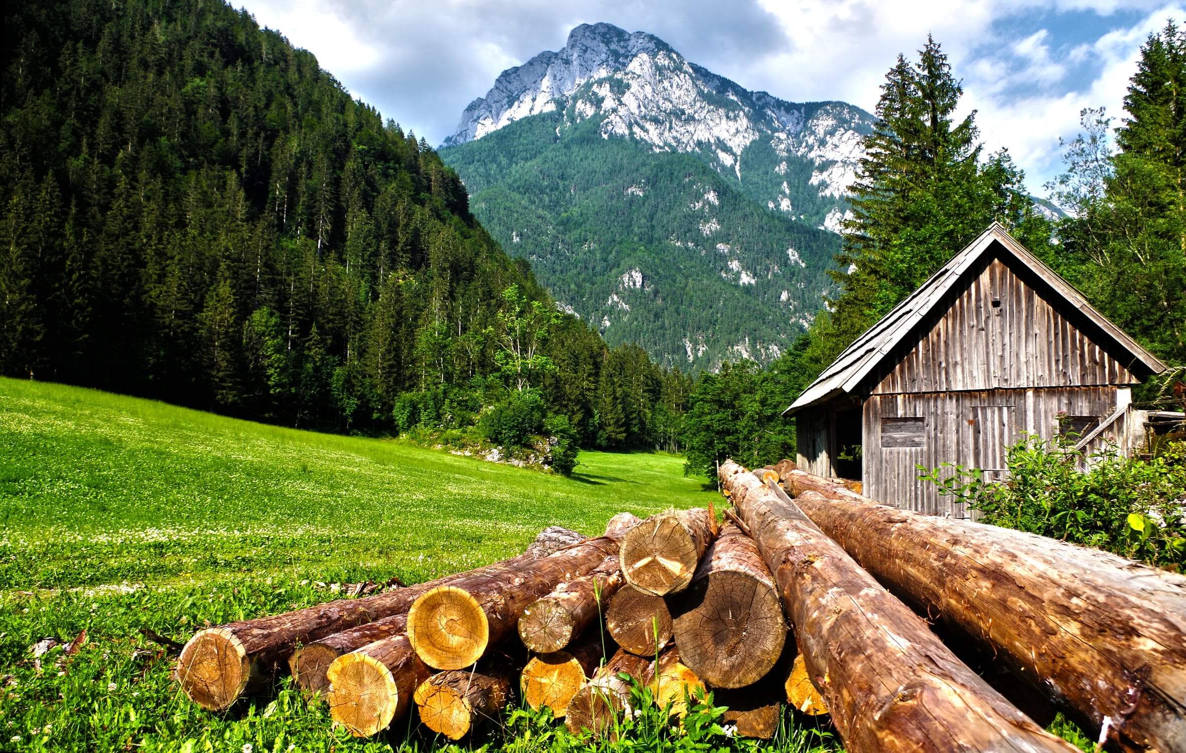 Eine kleine Hütte in den Alpen dient als typisches Filmset für einen Heimatfilm.