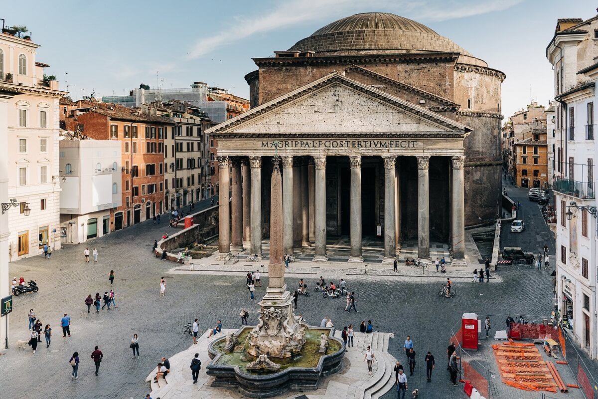 Eine Aufsicht (Kameraperspektive) schafft einen Überblick über das Treiben auf dem Platz Piazza della Rotonda in Rom.