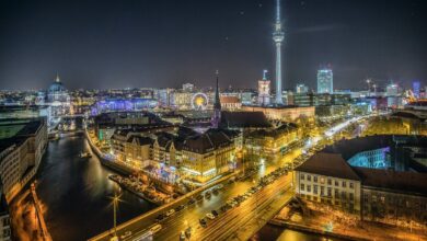 Nächtliche Aufnahme von Berlin – der Stadt, in welcher jedes Jahr das Filmfestival "Berlinale" stattfindet.