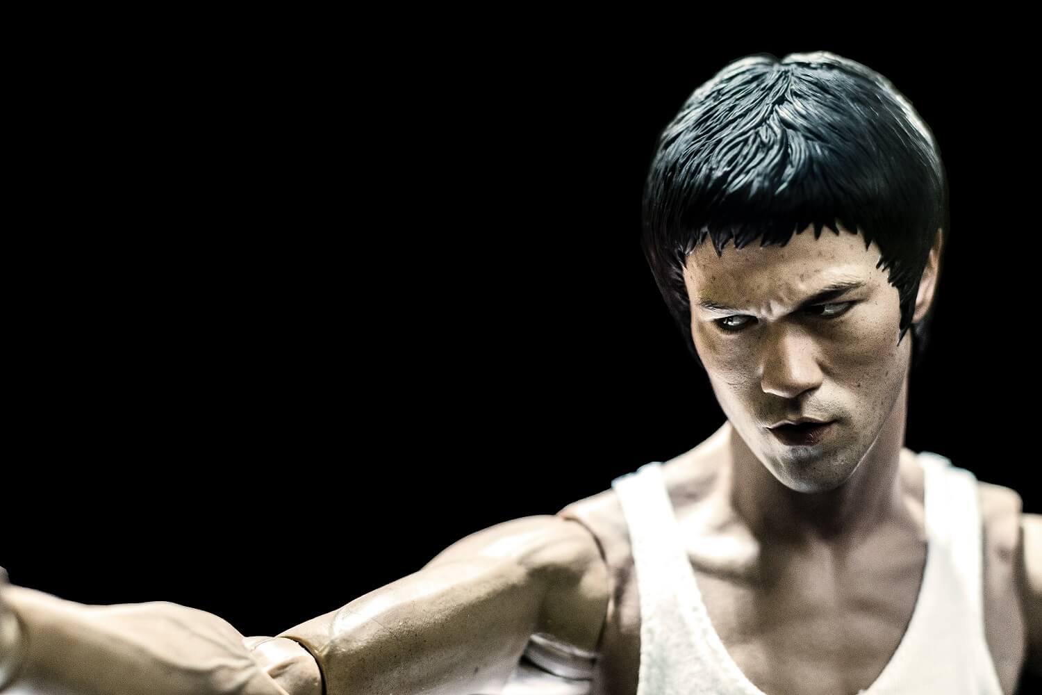 Eine Actionfigur des Filmstars und Kampfkünstlers Bruce Lee