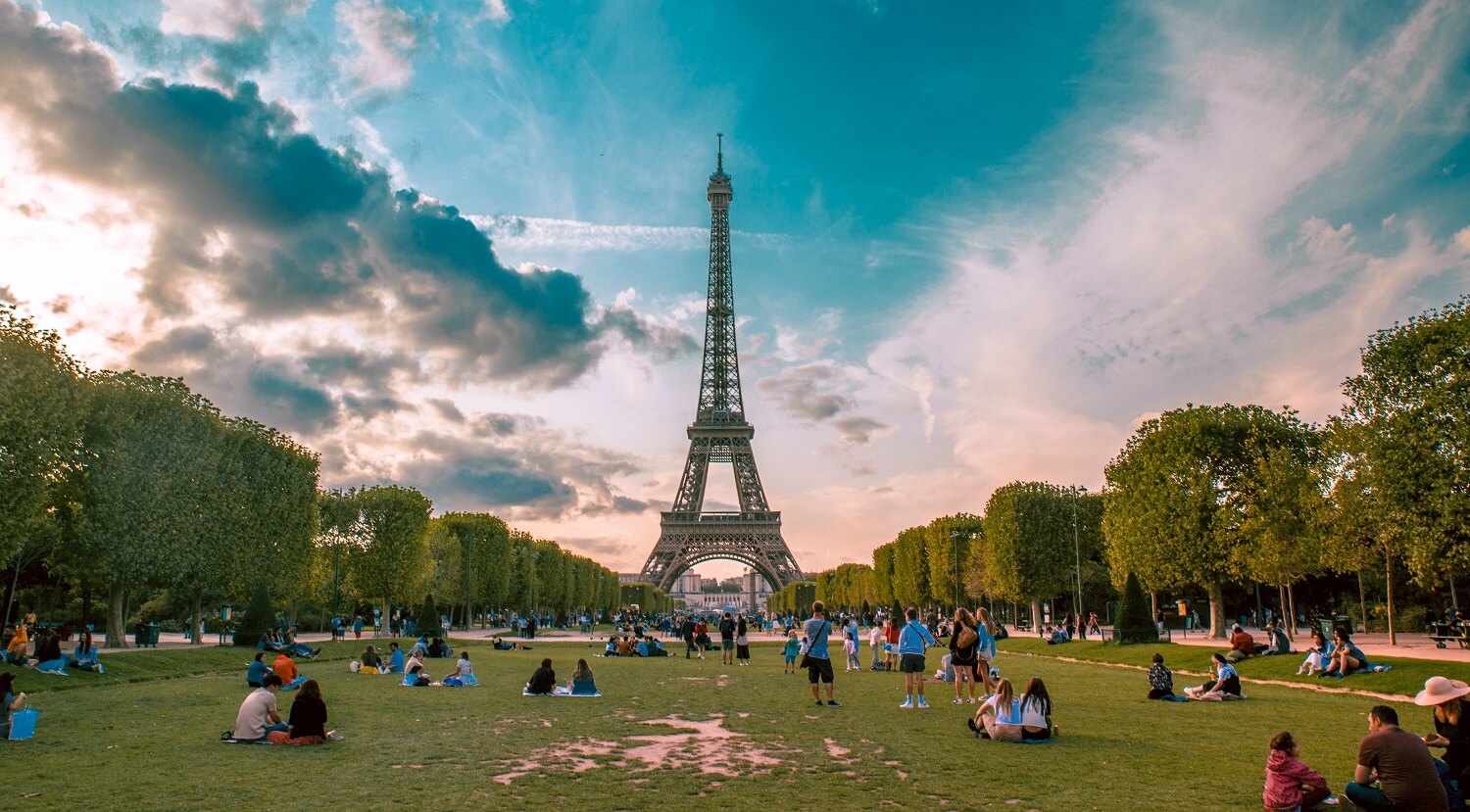 Ein Establishing Shot zeigt den weltberühmten Eiffelturm in Paris.