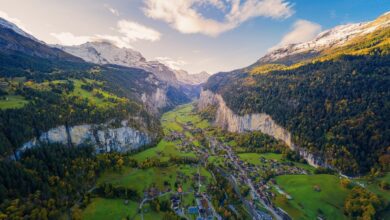 Ein Establishing Shot zeigt das Lauterbrunnental in der Schweiz aus einer Luftaufnahme.