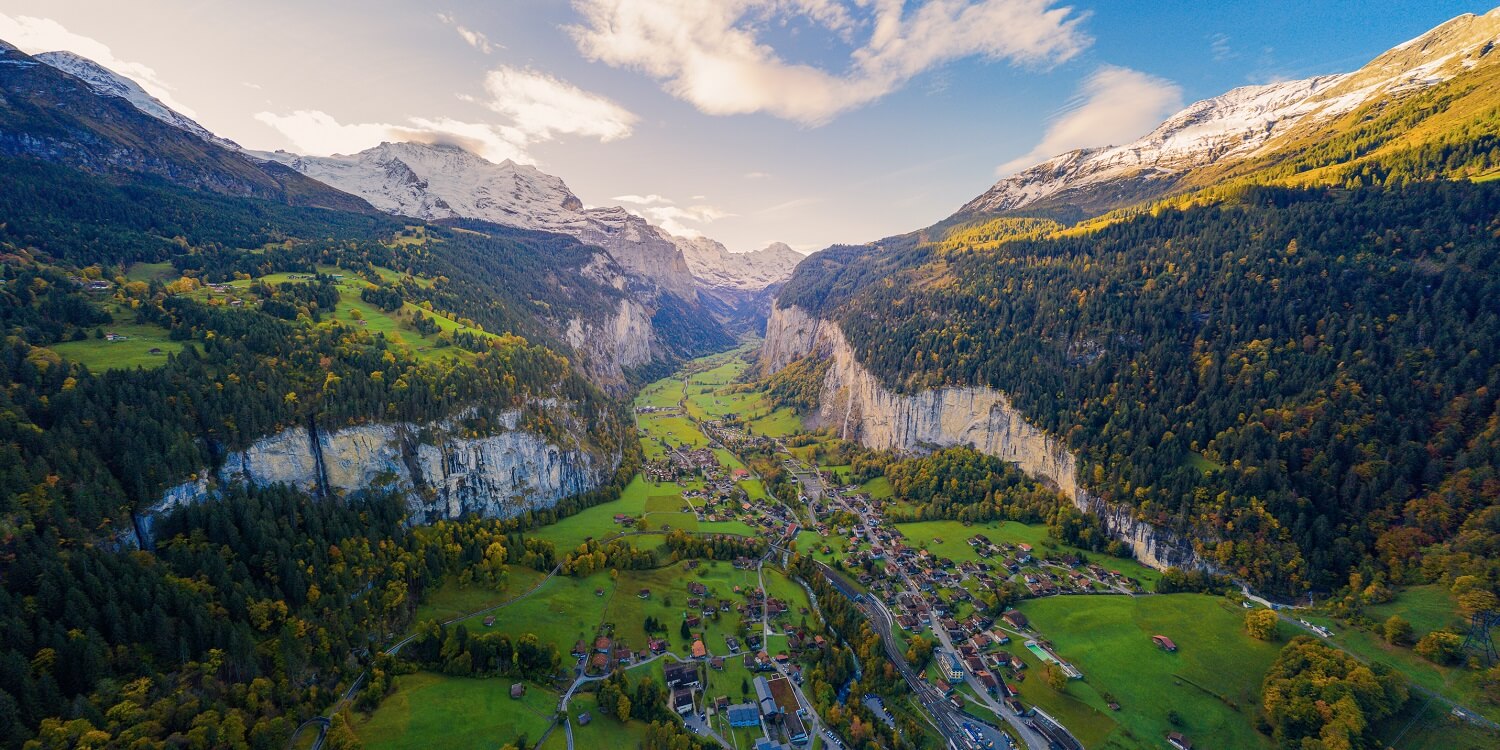 Ein Establishing Shot zeigt das Lauterbrunnental in der Schweiz aus einer Luftaufnahme.