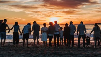 Familie am Strand in einem Familienfilm.