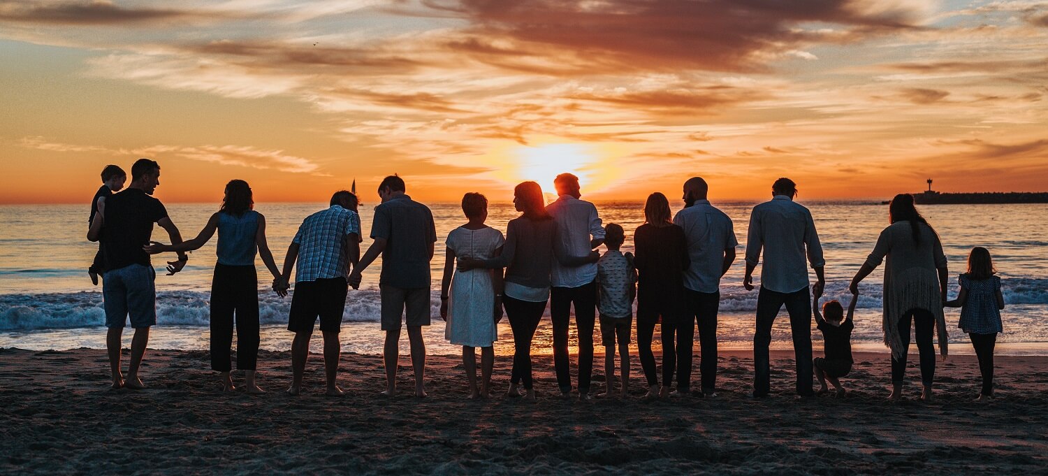 Familie am Strand in einem Familienfilm.