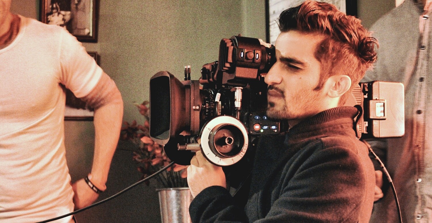 Filmkamera wird von Kameramann bei Dreharbeiten gehalten.