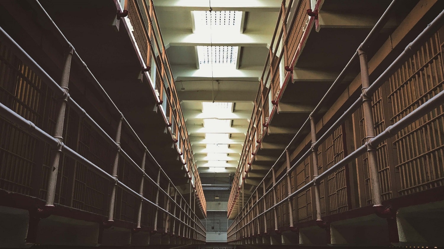 Der Gefängnistrakt im Film: Ein Gang, der durch Gefängniszellen führt