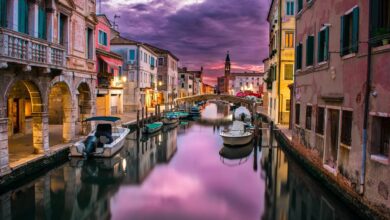 Das HDR-Bild zeigt einen Kanal mit Booten in der italienischen Stadt Venedig.