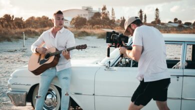 Ein Schauspieler performt ein Musikstück in einem Musikfilm.