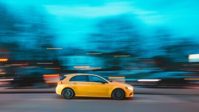 Panning am Beispiel eines vorbeifahrenden Autos.