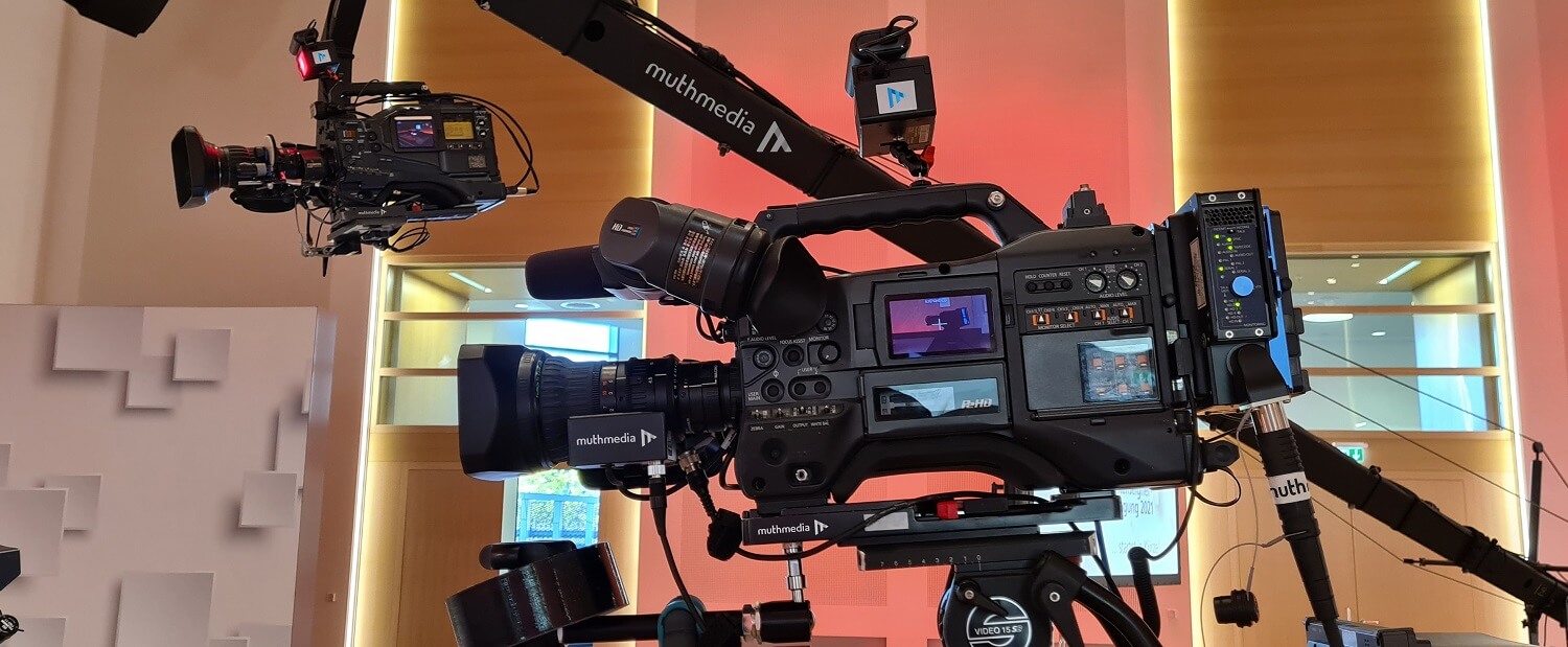 Professionelle Filmkameras zum Einsatz in einem Filmstudio.