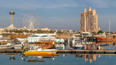 Ein Re-establishing Shot zeigt einen Hafen in Abu Dhabi, an dem sich Geschehen der Filmszene abspielt.