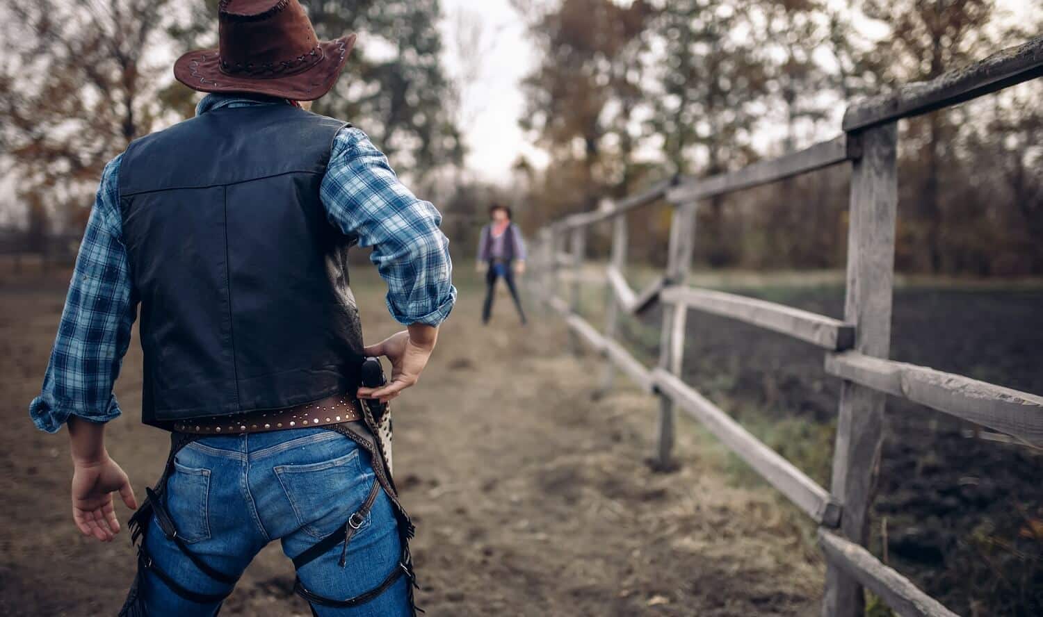 Zwei Cowboys stehen sich in einem Revolver-Duell, das per Schuss-Gegenschuss-Methode filmisch umgesetzt wird, gegenüber.