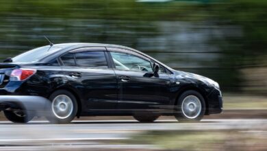 Ein Begleitschwenk (Sonderform des Schwenks oder Kameraschwenks) verfolgt ein Auto bei der Fahrt.