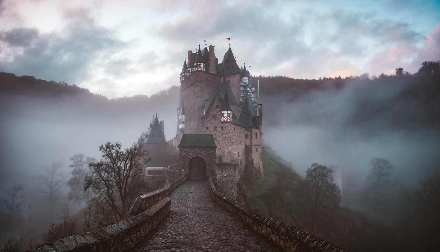 Verzaubertes Schloss in einem Märchenfilm.