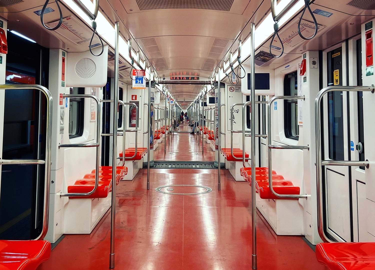 Bild einer leeren U-Bahn, um den Begriff Zentralperspektive im Filmlexikon zu erklären.