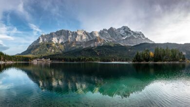 Panorama von einem See mit Gebirge im Hintergrund