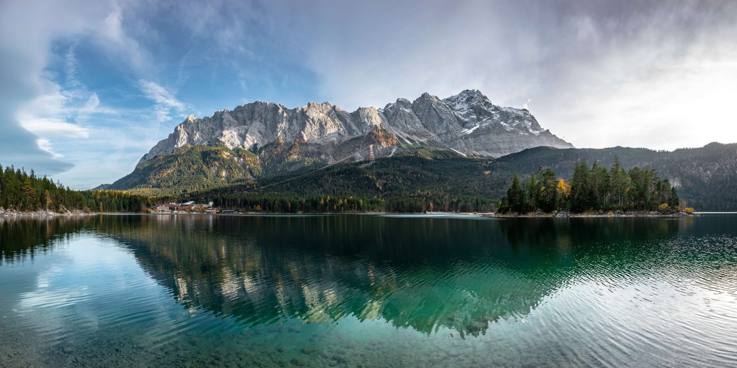 Panorama von einem See mit Gebirge im Hintergrund