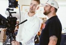 Ein Filmproduzent und ein Kameramann bei der Arbeit