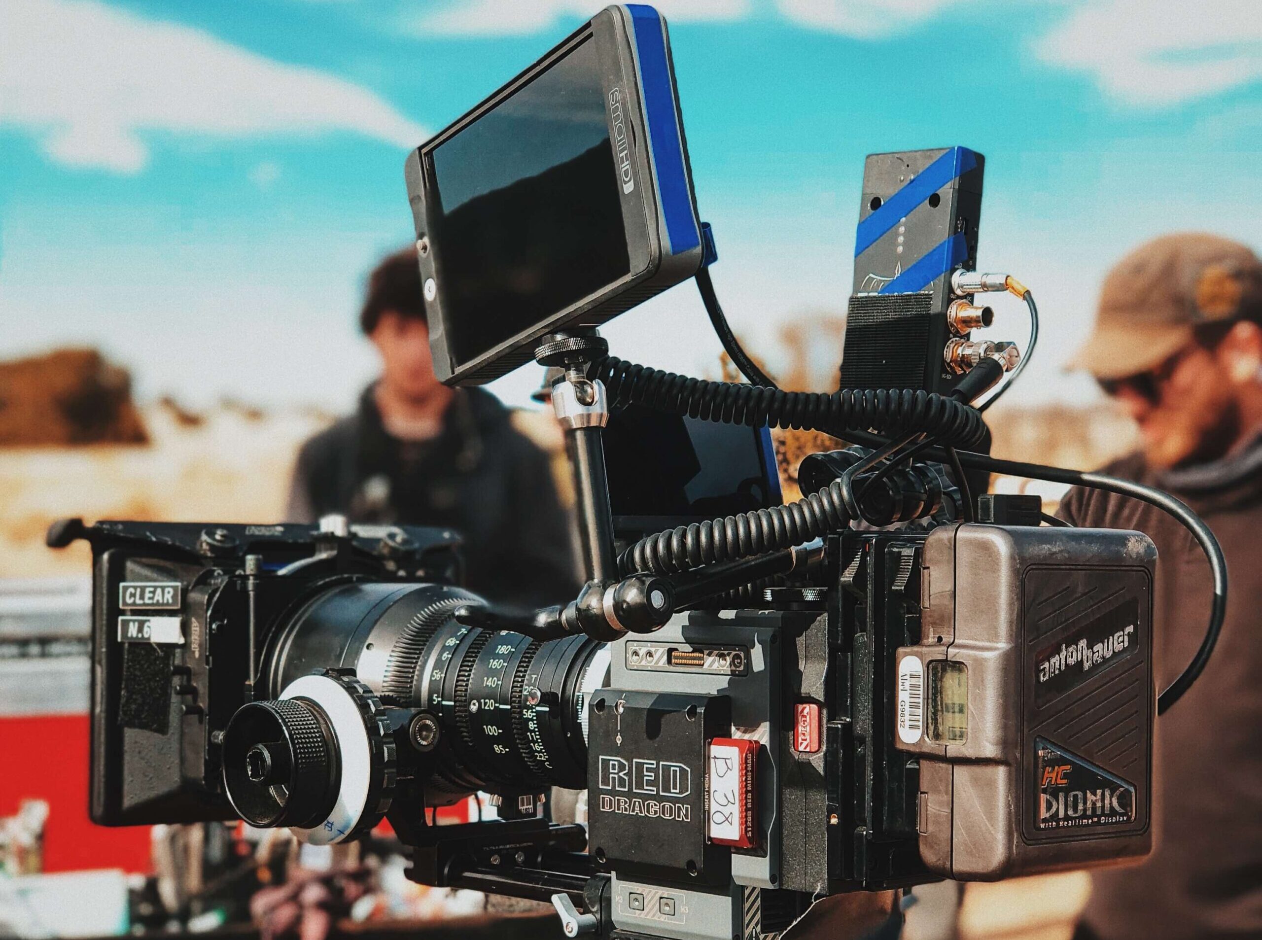 Eine Filmkamera mit verschiedener Filmtechnik an einem Set