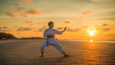 Kampfsportler in einem Kampfsportfilm am Strand mit Sonnenuntergang