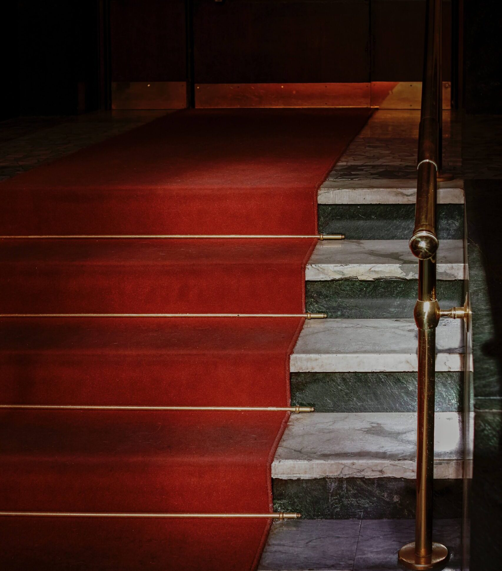 Eine Treppe mit rotem Teppich bei einer Filmpremiere