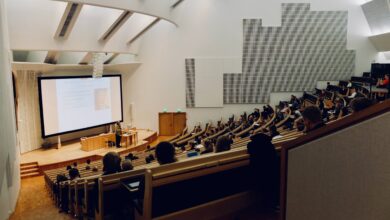 Hörsaal mit Studenten an einer Filmhochschule