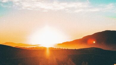 natürliches Licht erzeugt durch eine Sonnenuntergang hinter einem Gebirge