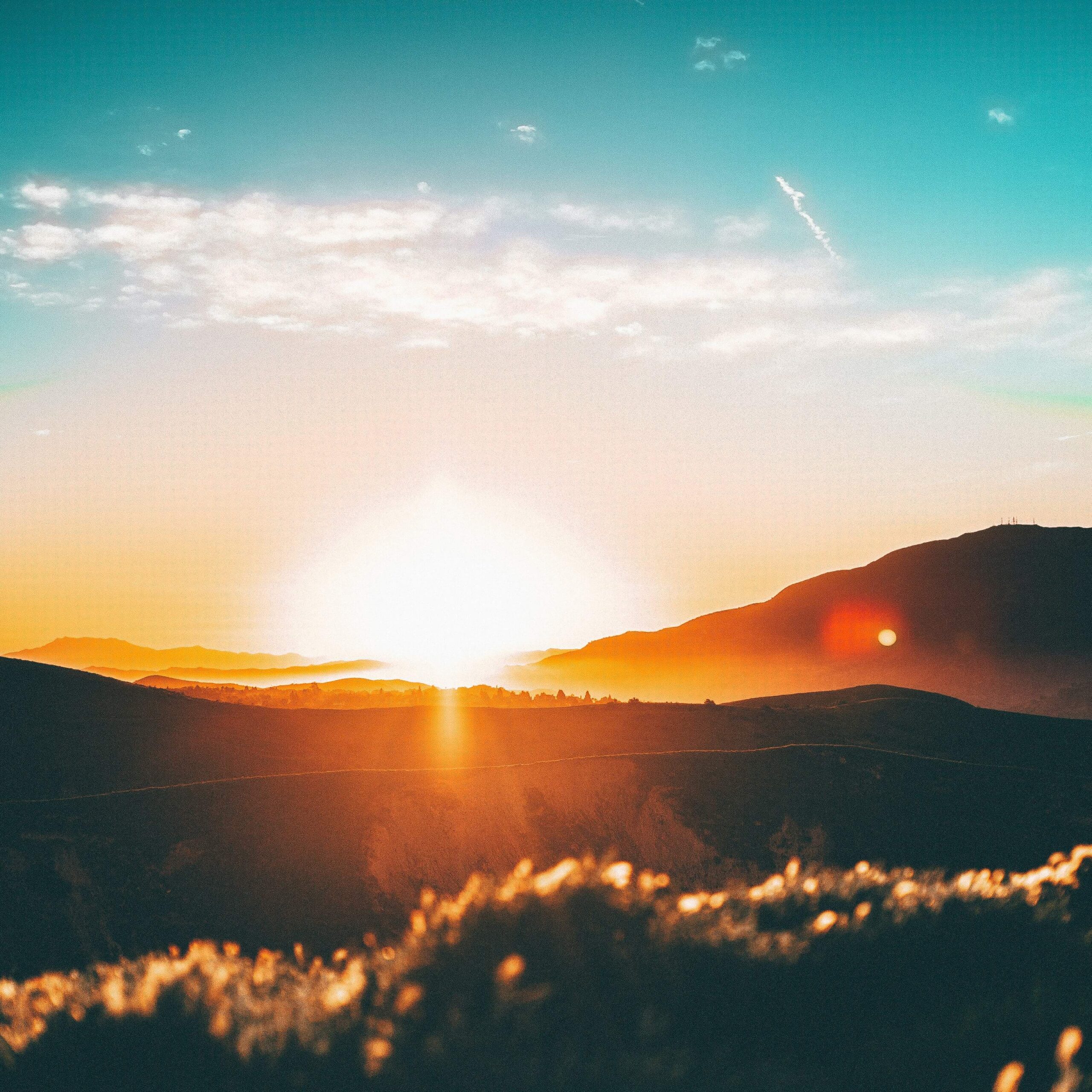 natürliches Licht erzeugt durch eine Sonnenuntergang hinter einem Gebirge