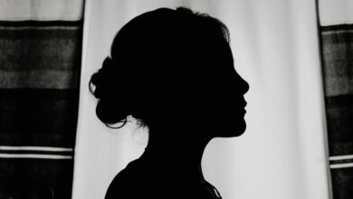 Silhouette einer Frau im schwarz-weiß Kontrast