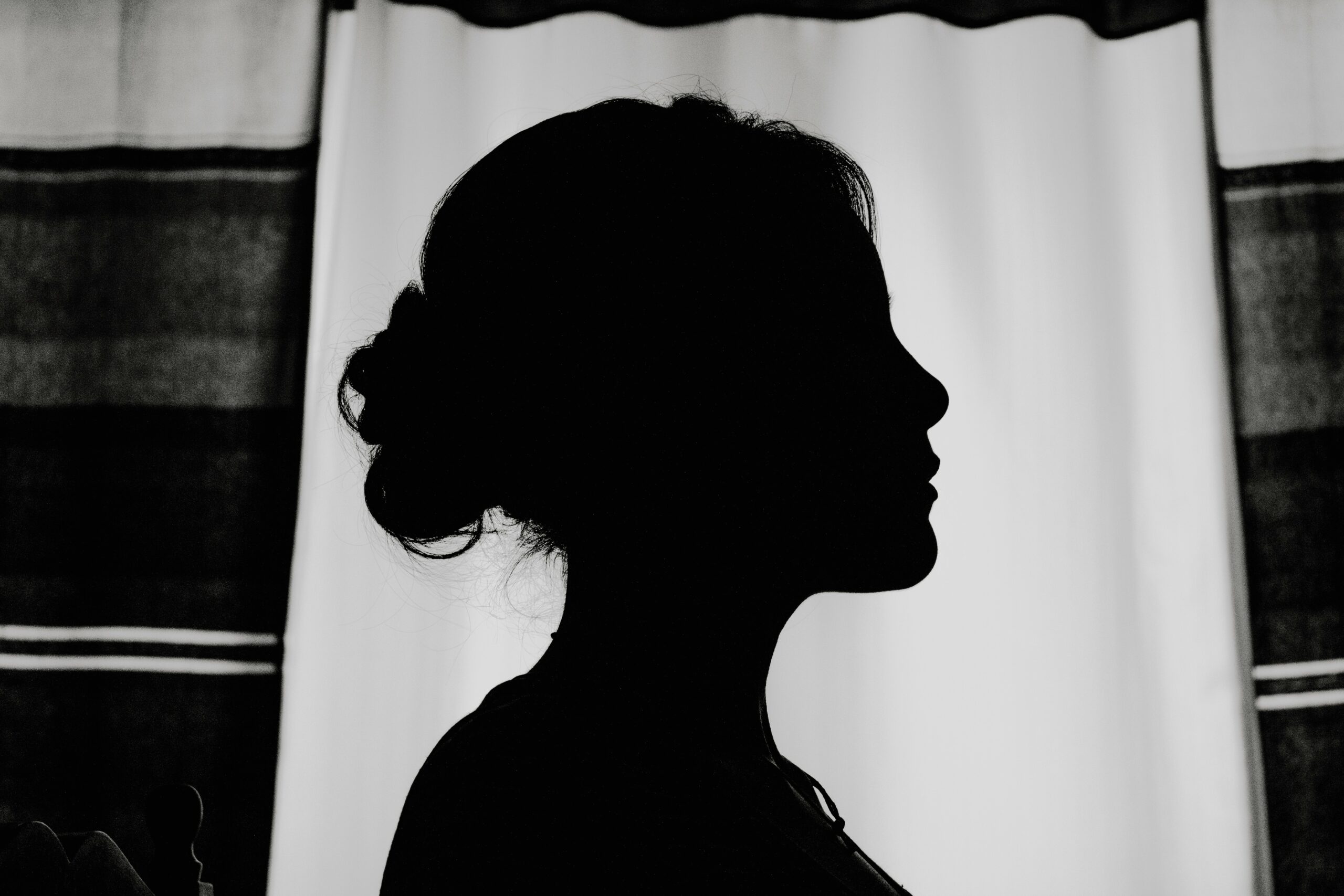 Silhouette einer Frau im schwarz-weiß Kontrast