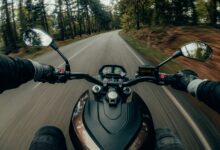 Subjektive Kamera aus der Perspektive eine Motorradfahrers der auf einer Landstraße fährt