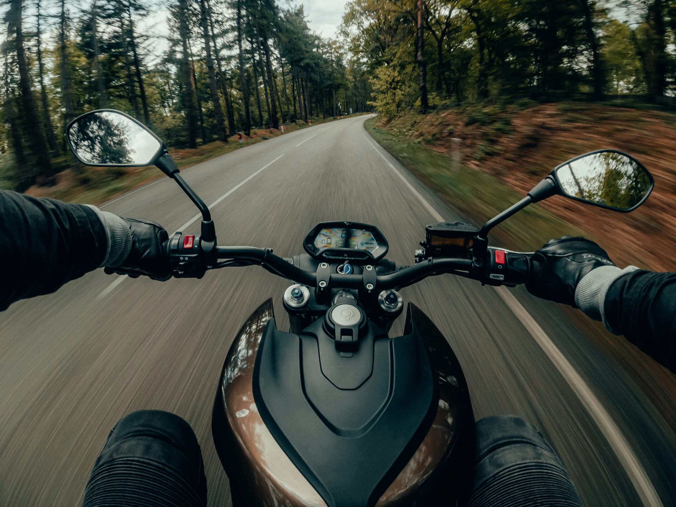 Subjektive Kamera aus der Perspektive eine Motorradfahrers der auf einer Landstraße fährt