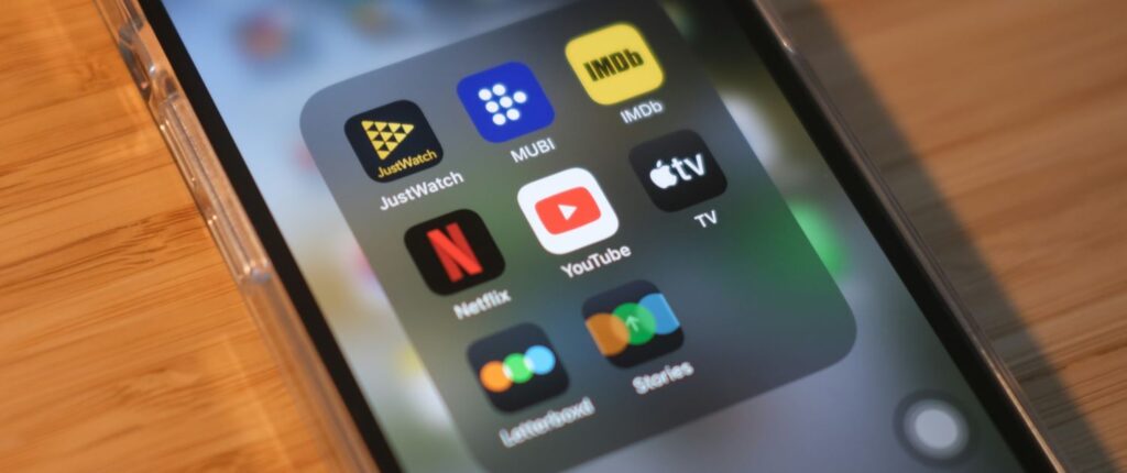 Auf dem Bild ist ein Handy mit einer IMDb App zu sehen.