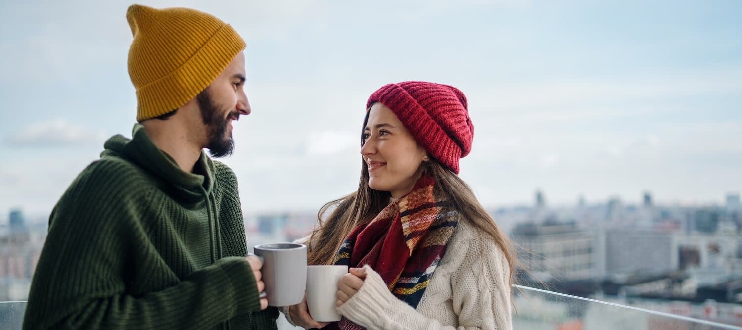 Ein Mann und eine Frau, die beide winterliche gekleidet sind, schauen sich an und machen dabei ihre Blickrichtungen deutlich, die bei der Schuss-Gegenschuss-Technik berücksichtigt werden müssen.