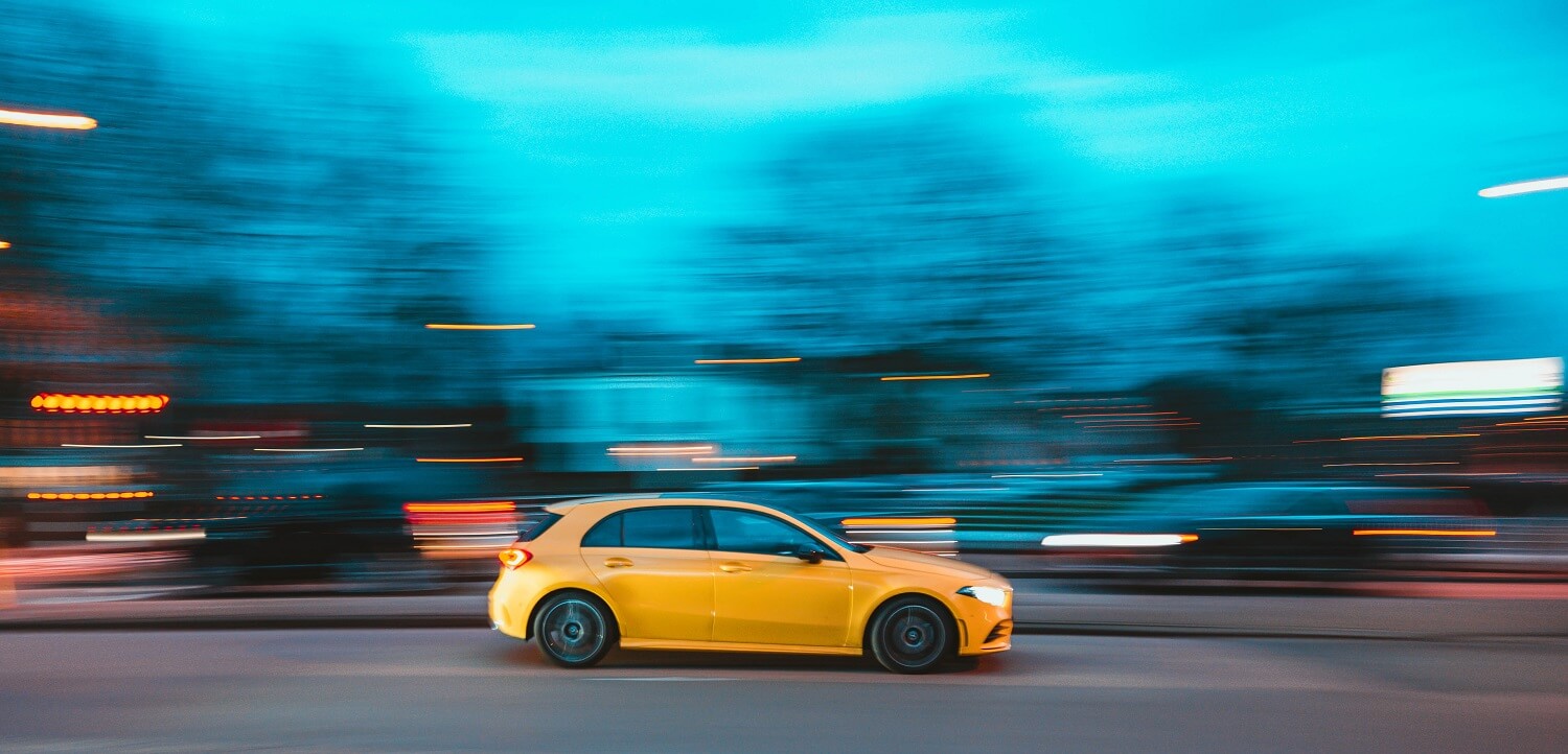 Panning am Beispiel eines vorbeifahrenden Autos.