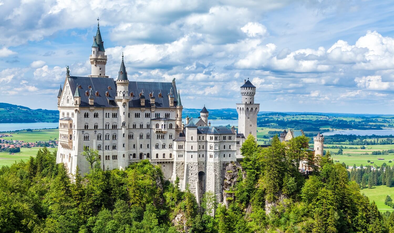 Schloss, welches als Kulisse für einen Historienfilm verwendet werden kann.