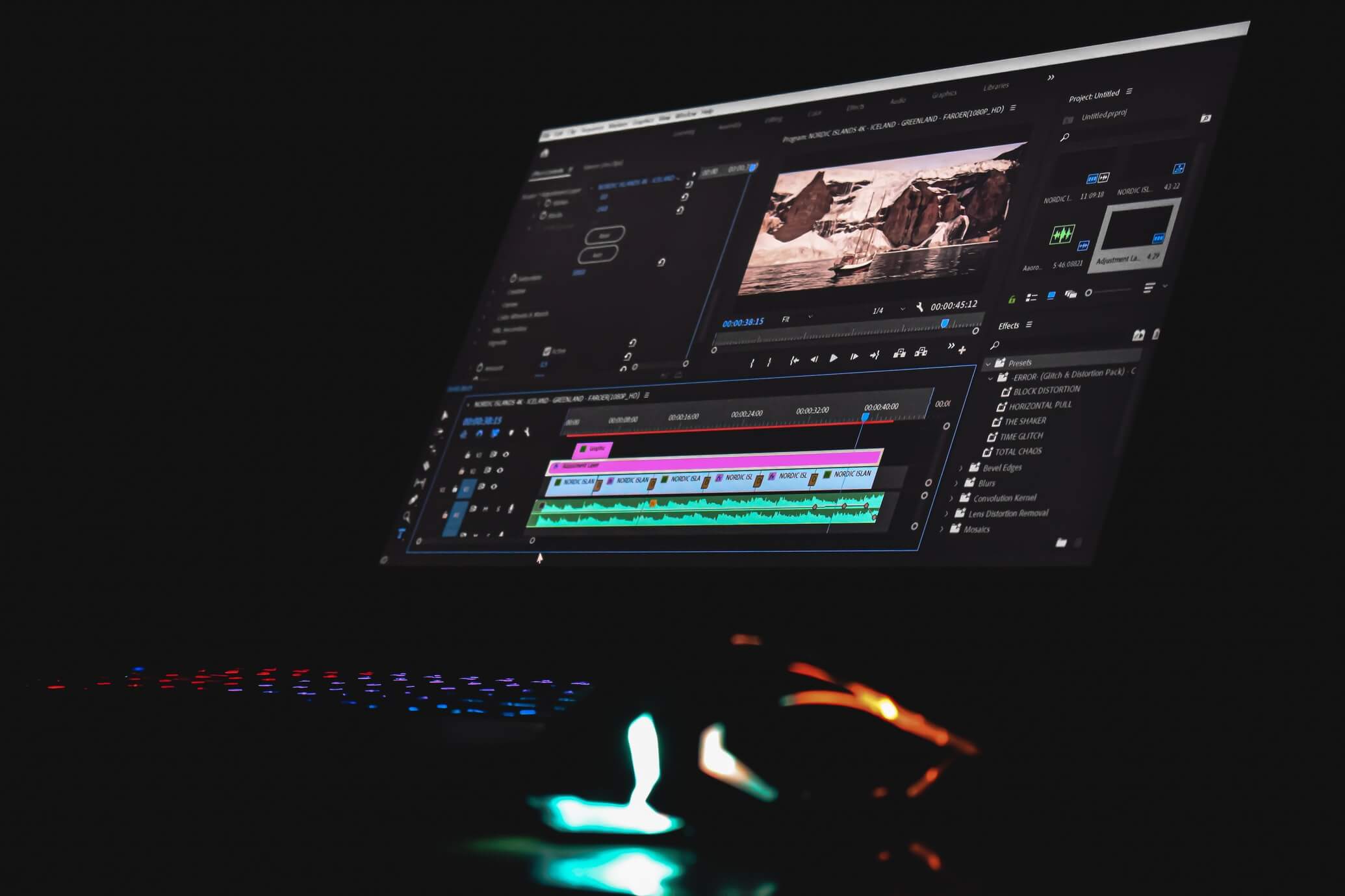 Ein Video wird mit einer Software an einem Computer geschnitten.