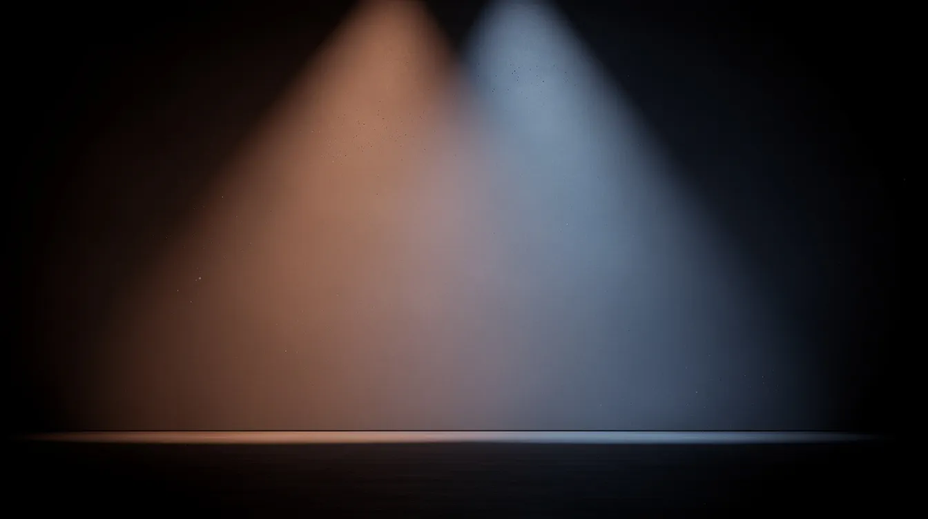 In einem dunklen Raum strahlen zwei Lichtkegel, einer in warmem Orange und der andere in kühlem Blau, die sich in der Mitte leicht überlappen und auf der Wand mischen. Diese kontrastierenden Farben erzeugen eine stimmungsvolle Atmosphäre, die an das Drama eines Films erinnert.